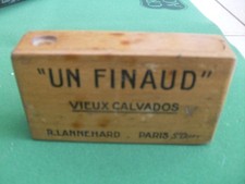 ANCIENNE BOITE  A  CARTES de Bistrot en bois "UN FINAUD - UN SUISSE de PERRENOD"