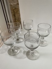 5 anciens verres à vin sur
