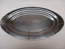 Grand plat ovale en inox massif 18/10 Guy Degrenne mesurant 46,8 cm X 26,5 cm