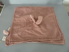 59. Doudou plat LAPIN SAGA Copenhagen Lange de coton rose carré 38cm  ETAT NEUF