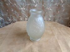 JOMA -  1930 - VASE OLIVE EN VERRE BLANC SATINÉ - DÉCOR MARGUERITES - 13,5 cm