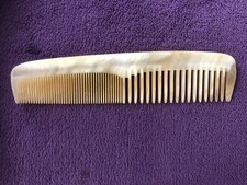 Peigne à moustache de poilu