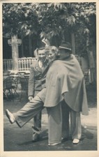 Photo deux hommes et femme cape costume chapeau marrant pantalon mode vintage 