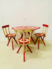 ensemble trois chaises et une table patiné blanc rouge à mécanisme . XX siècle .