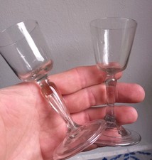 Deux verres à pied anciens du