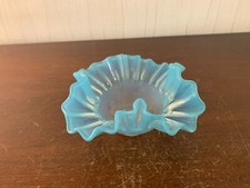 Coupelle en corolle en opaline bleue