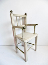PETIT FAUTEUIL DE POUPEE ANCIENNE EN BOIS MOULURÉ PEINT CRÈME CIRCA 1900 - 27 cm