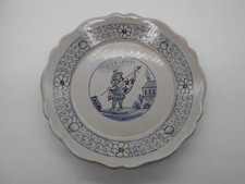 1264 ) ASSIETTE HOMME AU DRAPEAU FLEUR DE LYS EN FAÏENCE DE NEVERS A. MONTAGNON