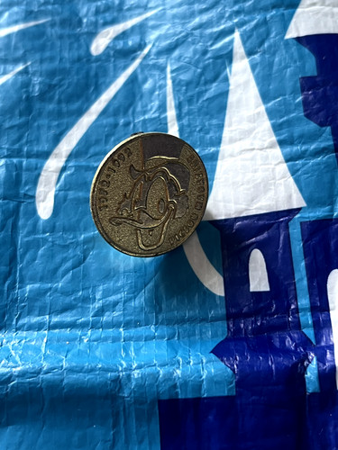 Disney pin trading - pin,