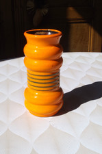 Très beau petit vase VINTAGE orange Années 60. Pop. Numéroté. 16 x 7cm.
