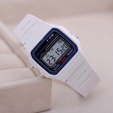 Montre légère lumineuse disponible en différentes couleurs pour style personn