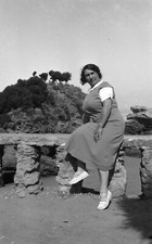 Portrait femme assise rambarde