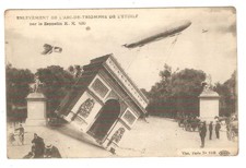 Enlèvement de l'arc de triomphe Carte postale ancienne CPA Zeppelin Dirigeable