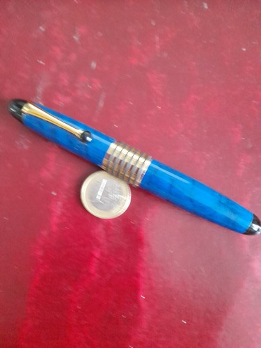 Stylo plume bleu émaillé