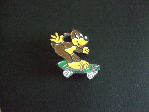 Pins chien pif sur skate - bd,