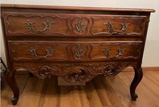 Beau meuble Provençal en Noyer XIXème sculpté à la main