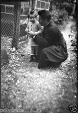 Prêtre en soutane & enfant - Ancien négatif photo an. 1940