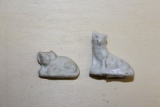 2 anciennes fèves 1 ère époque en porcelaine blanche 