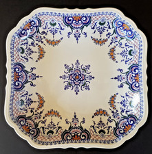 Faience de Gien, France, plat carré peint à la main, décor Rouen.