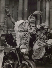 Croisade de la prudence, Motocyclistes accompagnés de danseuses de French-Cancan