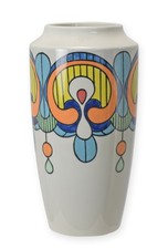 Un vase à fleurs en