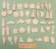 LOT DE 44 FEVES  PLASTIQUE  ANCIENNES TOUTES DIFFERENTES 