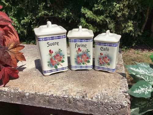 Trois anciens pots - , à