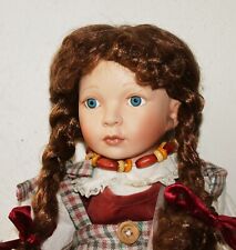 Poupée en porcelaine ancienne avec nattes et robe à carreaux 40 cm