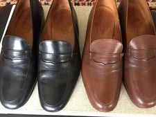 DEUX PAIRES DE MOCASSINS