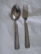 Ensemble composé d'une fourchette et d'une cuillère en métal argenté poinçonné