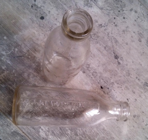 Deux biberons anciens verre - deux,