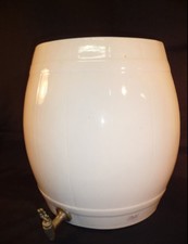 Réserve de fontaine en faience Sarreguemine Digoin de forme d'un demi tonneau