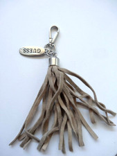 Breloque Pompon Porte-clés Accessoire Sac Cuir Daim beige argenté Guess neuf