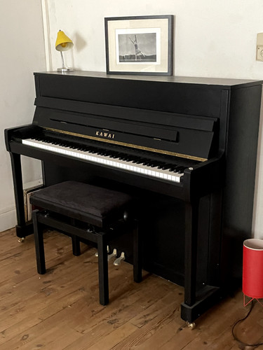 Piano droit récent noir - droit,