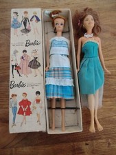 2 poupées barbie dont 1 ancienne de 1965 teen age fashion + piedestal fait japan