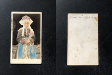Femme en costume breton de