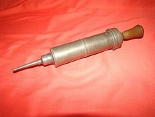 clystère en étain à usage