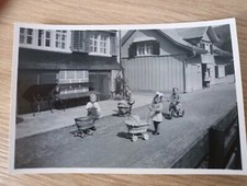 Photo ancienne enfants et landaus 