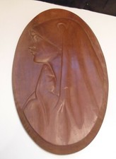 Panneau de bois sculpté décor de religieuse, signé J Rouguennec ?