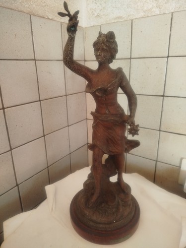 Statue regule jeune femme - en,