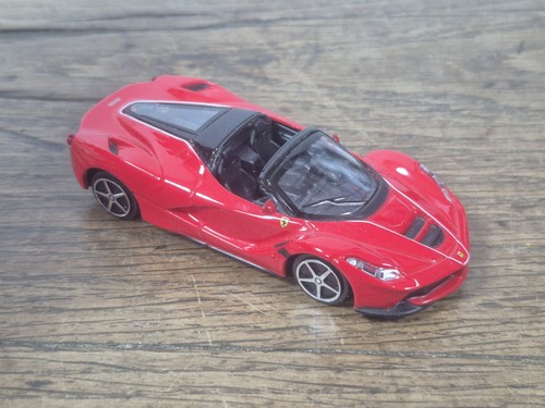 Voiture miniature ferrari - la,