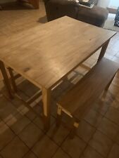 table à manger en bois et deux bancs