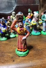 Santons de provence La vendeuse de marron. du village 9 cm...