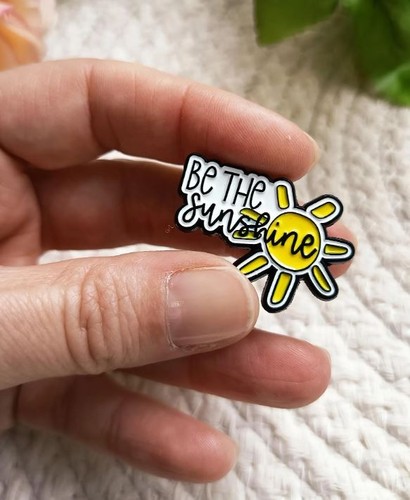 Pin broche soleil - pin’s,