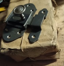 ancien verrou  ou targette en fer forgé  neuf de stock  NOS  47 mm 