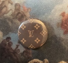 Louis Vuitton PARIS ÉPINGLE BROCHE badge Pins Gift VIP Haute couture France