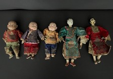 Groupe de cinq poupées chinoises en papier mâché et soie brodée