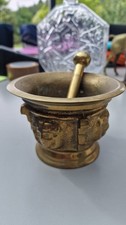 Mortier d'apothicaire fonte ou bronze Pilon laiton Orné 4 faces humaines P 2 kg