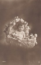 CP BEBE DANS BERCEAU DECORE DE FLEURS
