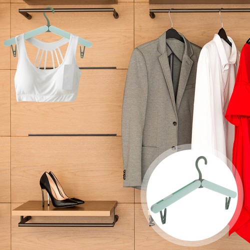 Portant vêtements de - , À
